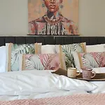 Modern 1br - Stylish - Luxury Skyline Views *