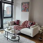 Modern 1br - Stylish - Luxury Skyline Views *