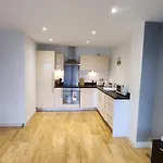 Modern 1br - Stylish - Luxury Skyline Views *