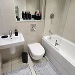 Modern 1br - Stylish - Luxury Skyline Views * ليدز