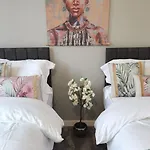 Modern 1br - Stylish - Luxury Skyline Views *