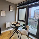 Modern 1br - Stylish - Luxury Skyline Views * ليدز