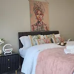 Modern 1br - Stylish - Luxury Skyline Views شقة *