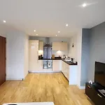 Modern 1br - Stylish - Luxury Skyline Views شقة *