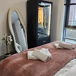 Modern 1br - Stylish - Luxury Skyline Views شقة *