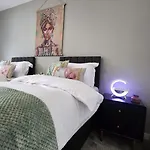Modern 1br - Stylish - Luxury Skyline Views * ليدز