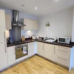 Modern 1br - Stylish - Luxury Skyline Views شقة *