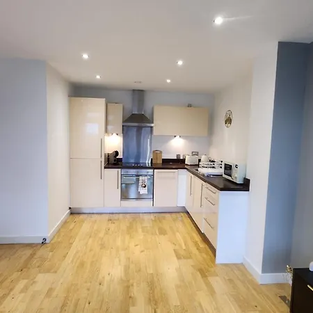 Modern 1br - Stylish - Luxury Skyline Views *