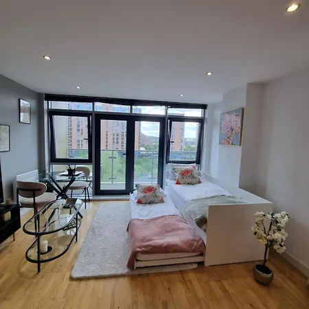 Modern 1br - Stylish - Luxury Skyline Views * Leeds (West Yorkshire)