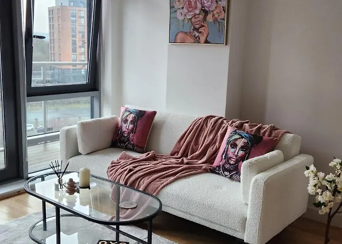 Modern 1br - Stylish - Luxury Skyline Views *